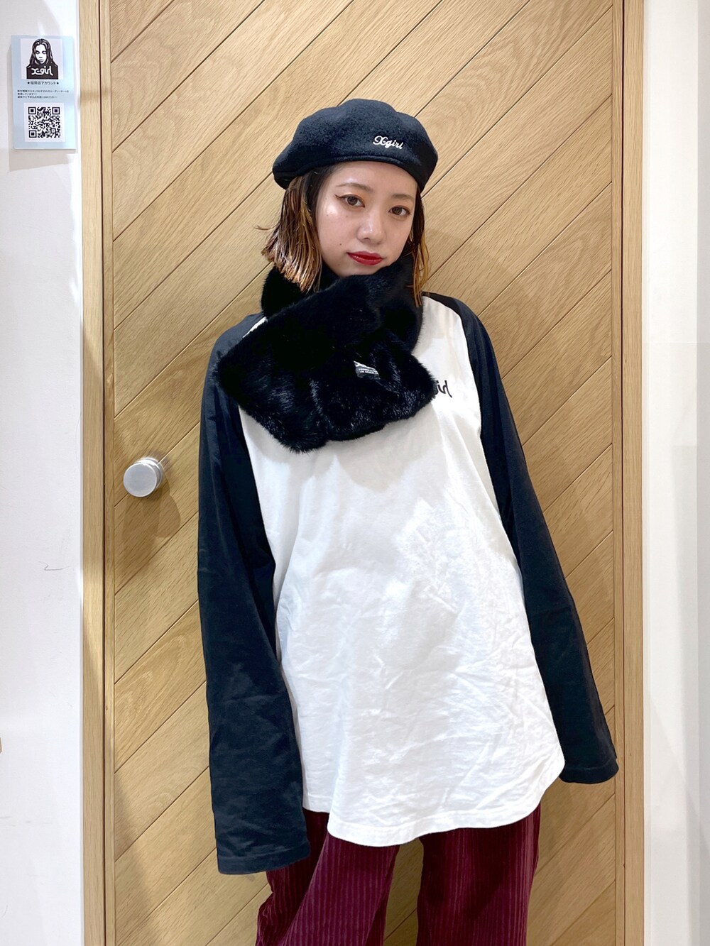 レッド系のその他パンツ、ホワイト系のスニーカー、ホワイト系のTシャツ/カットソーを着用したレディースの秋コーディネートの3枚目の写真