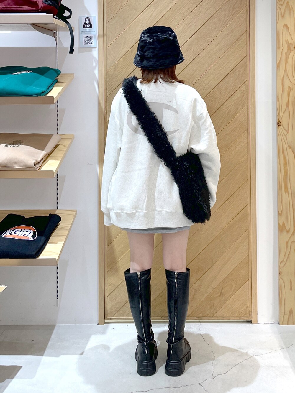 ホワイト系のスウェット、グレー系のTシャツ/カットソー、ブラック系のブーツを着用したレディースの秋コーディネートの2枚目の写真