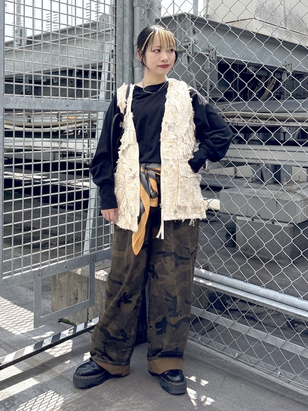 ブラック系のブーツ、その他のその他パンツ、ベージュ系のベストを着用したレディースの春コーディネートの4枚目の写真