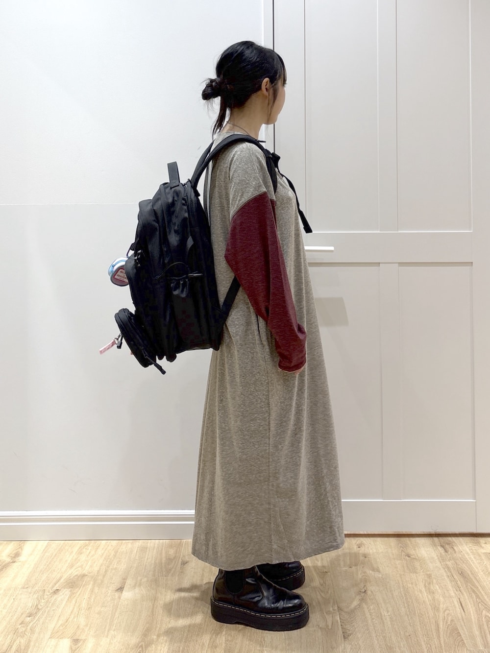 ピンク系のショルダーバッグ、ピンク系のバックパック/リュック、ブラック系のブーツを着用したレディースの春コーディネートの3枚目の写真