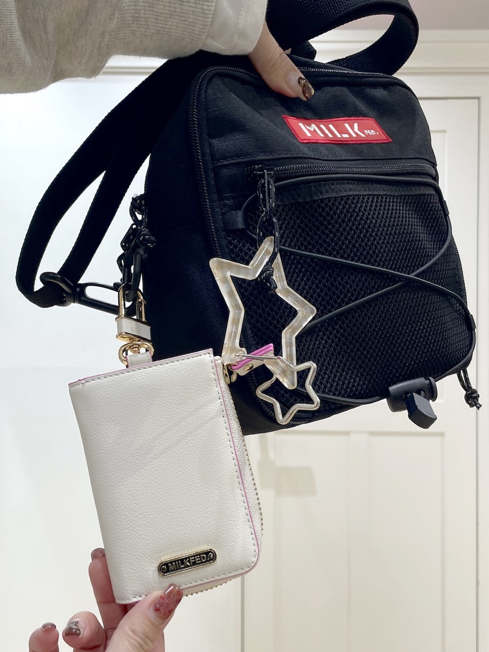 ホワイト系のTシャツ/カットソー、ベージュ系のスウェット、ブラック系のスウェットパンツを着用したレディースの秋コーディネートの6枚目の写真