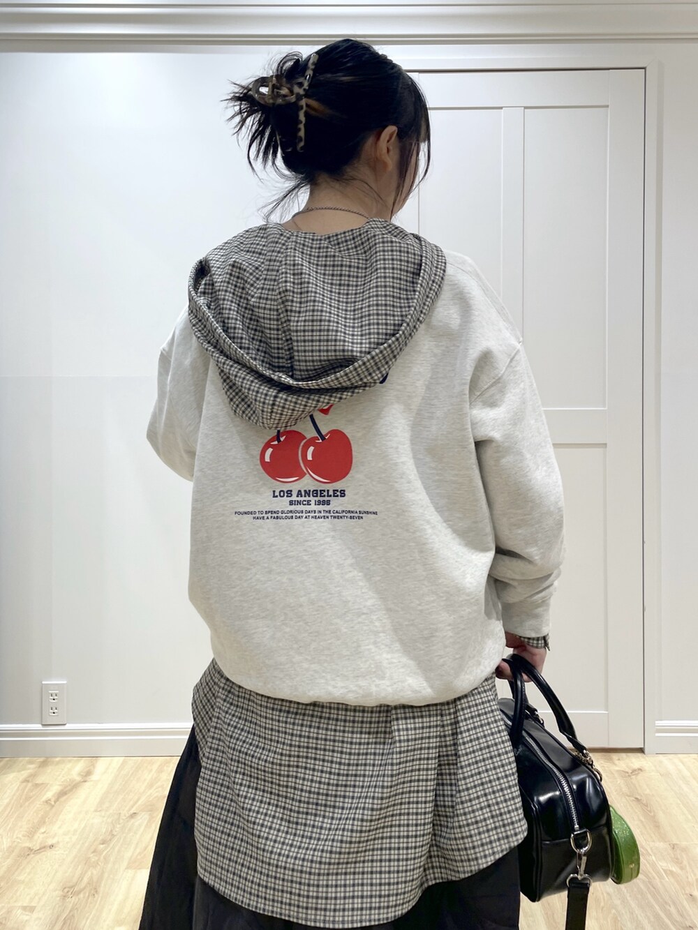 ベージュ系のブーツ、ブラック系のスカート、ベージュ系のスウェットを着用したレディースの秋コーディネートの5枚目の写真