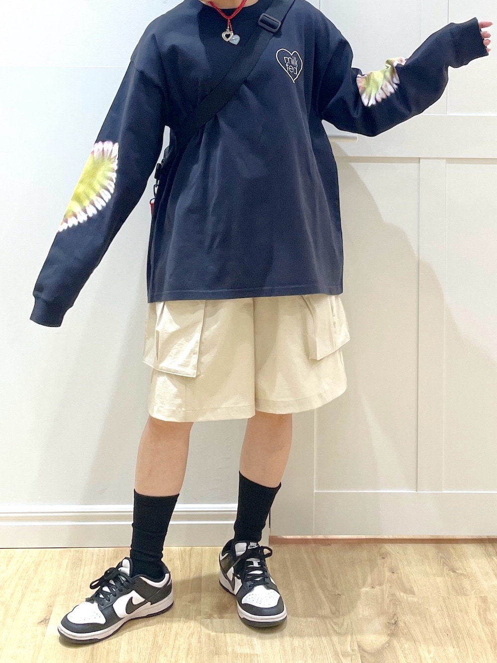 「ハーフパンツ、カーゴパンツ、BBQ、骨格ストレート、低身長、ロンT、長袖Tシャツ、タイダイ柄、オーバーサイズ、ヘアアレンジ、ショルダーバッグ、ワイドパンツ、ショートパンツ、スニーカー、低身長コーデ」|「MILKFED.のTIE DYED HEARTS L/S TEE(Tシャツ/カットソー、ブルー系)」を使った、SAKI 🍣さん(骨格ストレート・レディース・151cm)の春コーディネートの3枚目の写真