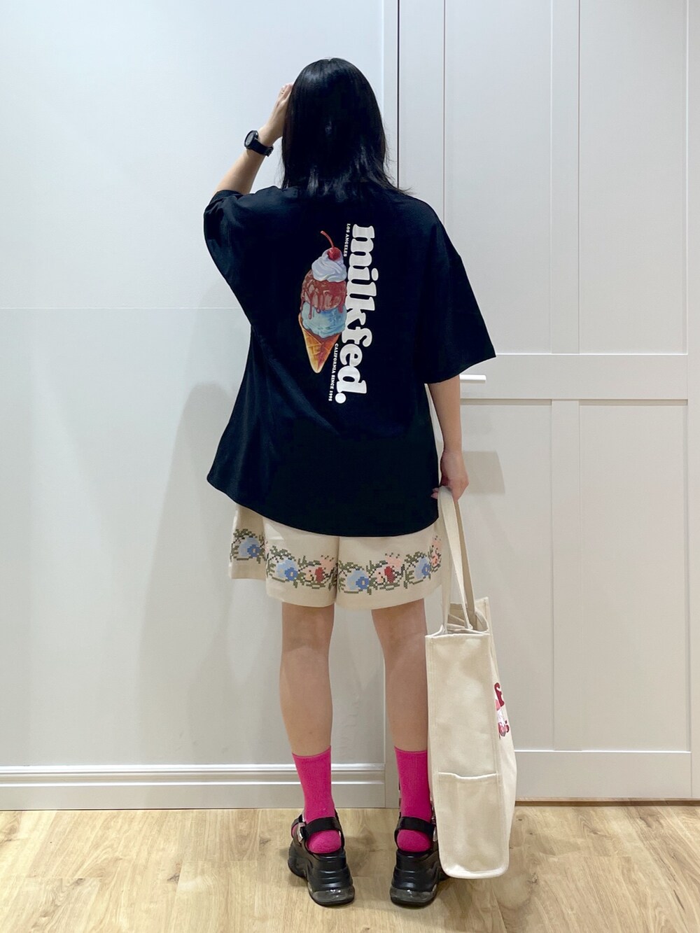ブラック系のTシャツ/カットソー、ホワイト系のその他パンツ、ブラック系のサンダルを着用したレディースの夏コーディネートの2枚目の写真