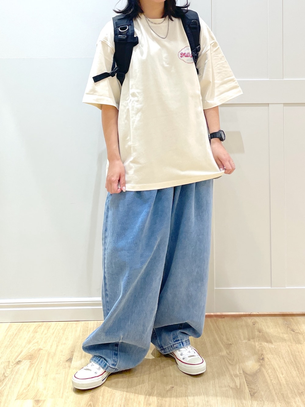 「アメカジ、白シャツ、ワイドパンツ、白Tシャツ、やっぱり帽子が好き、スニーカー、デニム、骨格ストレート、低身長コーデ、お出かけコーデ、スポーツミックス、ストリートコーデ、ストリート、バックパック、リュック」｜「MILKFED.のICE CREAM WIDE S/S TEE（Tシャツ/カットソー、ホワイト系）」を使った、SAKI 🍣さん（骨格ストレート・レディース・151cm）の春コーディネートの5枚目の写真