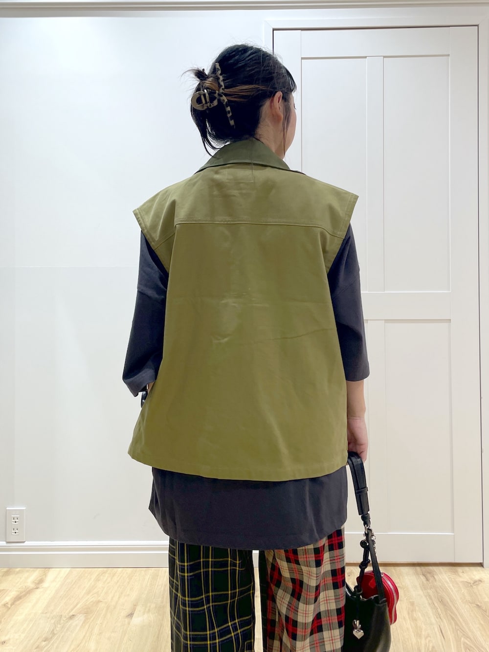 ブラック系のその他パンツ、グリーン系のベスト、グレー系のTシャツ/カットソーを着用したレディースの秋コーディネートの5枚目の写真