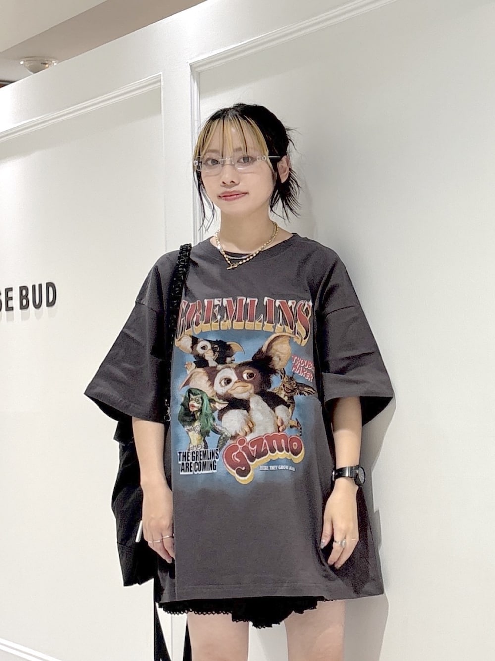 グレー系のTシャツ/カットソー、シルバー系のスニーカー、ブラック系のその他パンツを着用したレディースの夏コーディネートの6枚目の写真