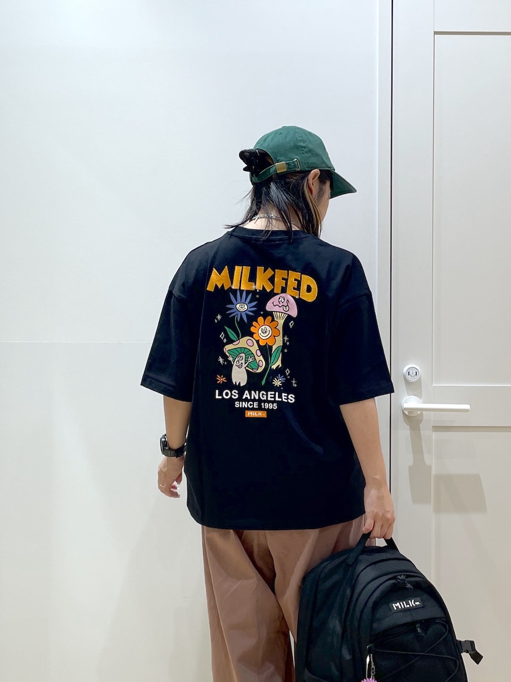 ベージュ系のその他パンツ、ブラック系のTシャツ/カットソー、ブラック系のバックパック/リュックを着用したレディースの夏コーディネートの6枚目の写真