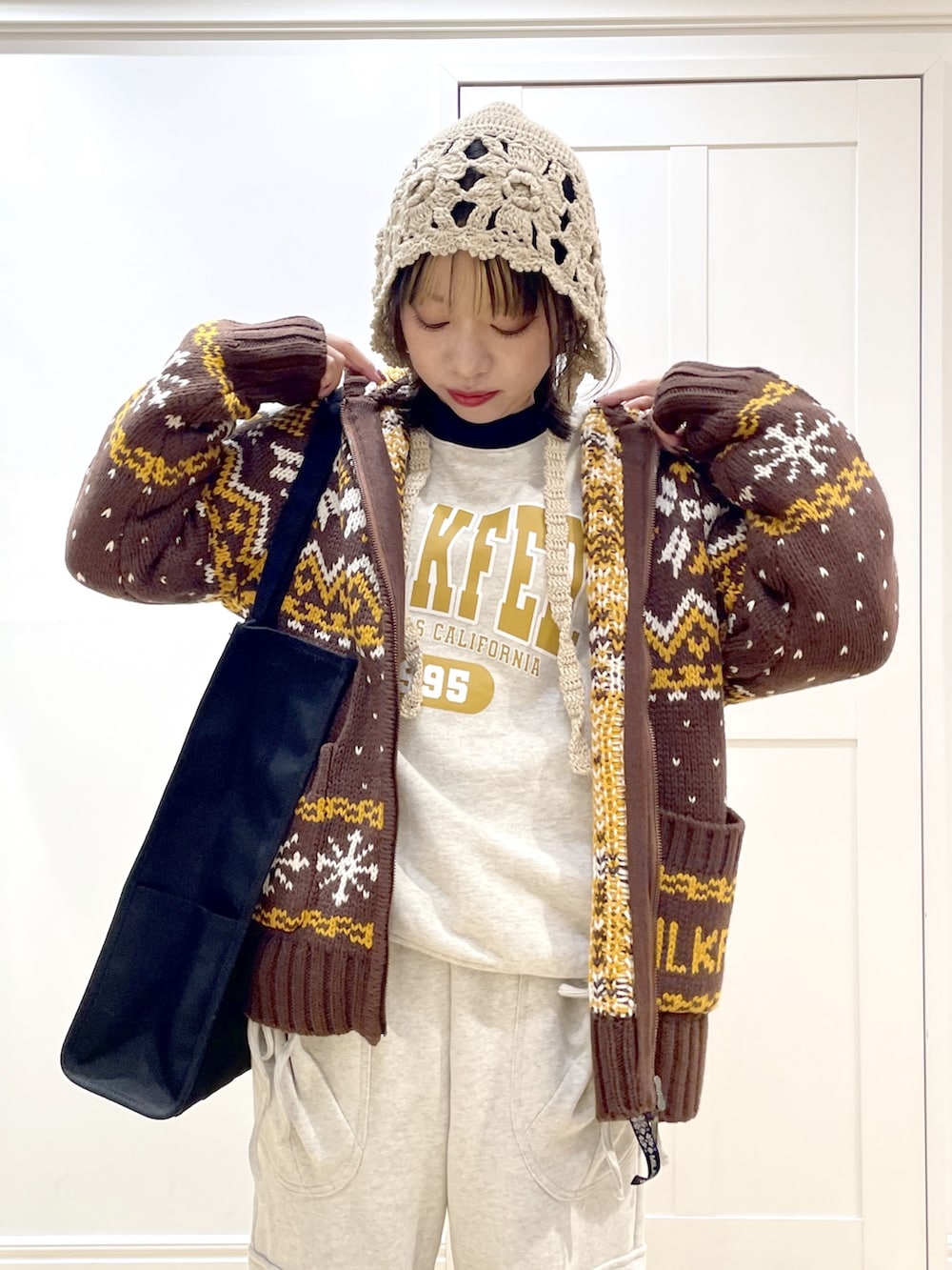 ベージュ系のスウェットパンツ、ベージュ系のスウェット、ブラウン系のその他アウターを着用したレディースの秋コーディネートの5枚目の写真