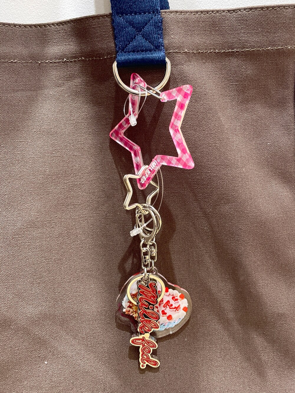 ブラック系のブーツ、ホワイト系のTシャツ/カットソー、ベージュ系のシャツ/ブラウスを着用したレディースの夏コーディネートの6枚目の写真