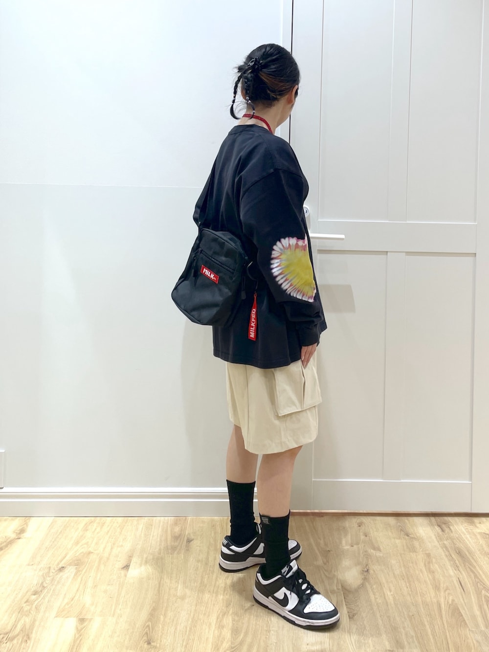 「ハーフパンツ、カーゴパンツ、BBQ、骨格ストレート、低身長、ロンT、長袖Tシャツ、タイダイ柄、オーバーサイズ、ヘアアレンジ、ショルダーバッグ、ワイドパンツ、ショートパンツ、スニーカー、低身長コーデ」|「MILKFED.のTIE DYED HEARTS L/S TEE(Tシャツ/カットソー、ブルー系)」を使った、SAKI 🍣さん(骨格ストレート・レディース・151cm)の春コーディネートの2枚目の写真
