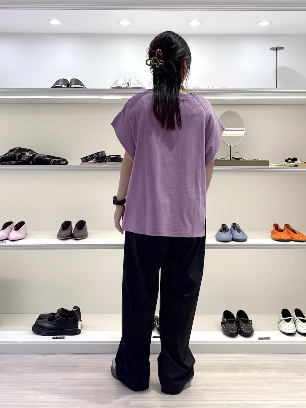 ブラック系のカーディガン/ボレロ、ブラック系のその他パンツ、パープル系のTシャツ/カットソーを着用したレディースの夏コーディネートの6枚目の写真