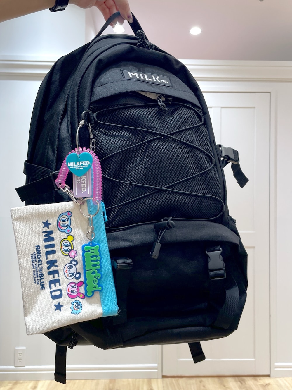 ベージュ系のその他パンツ、ブラック系のTシャツ/カットソー、ブラック系のバックパック/リュックを着用したレディースの夏コーディネートの7枚目の写真