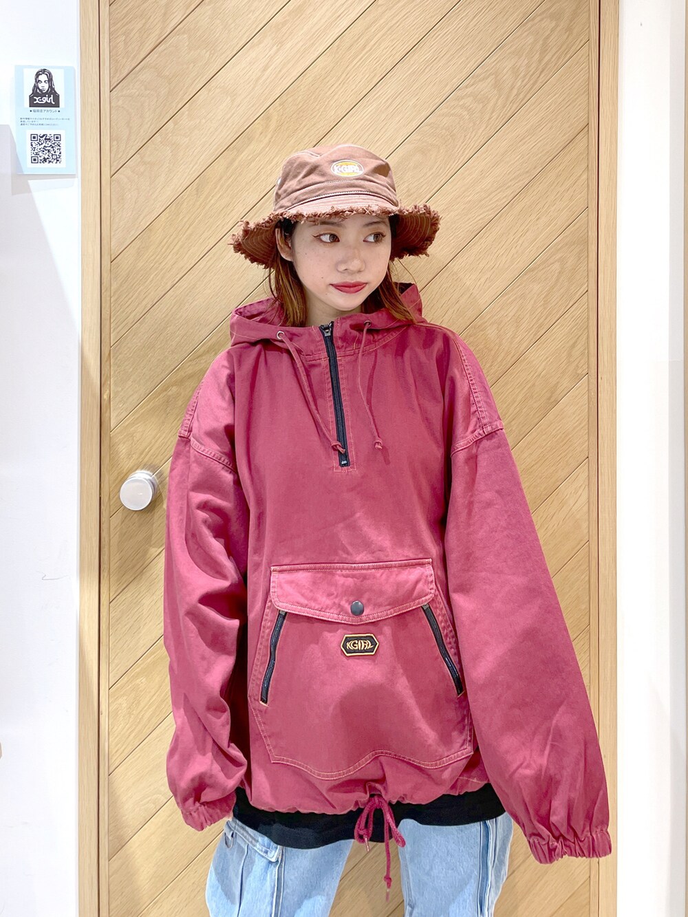 ブルー系のカーゴパンツ、レッド系のブルゾン、ブラック系のTシャツ/カットソーを着用したレディースの秋コーディネートの3枚目の写真