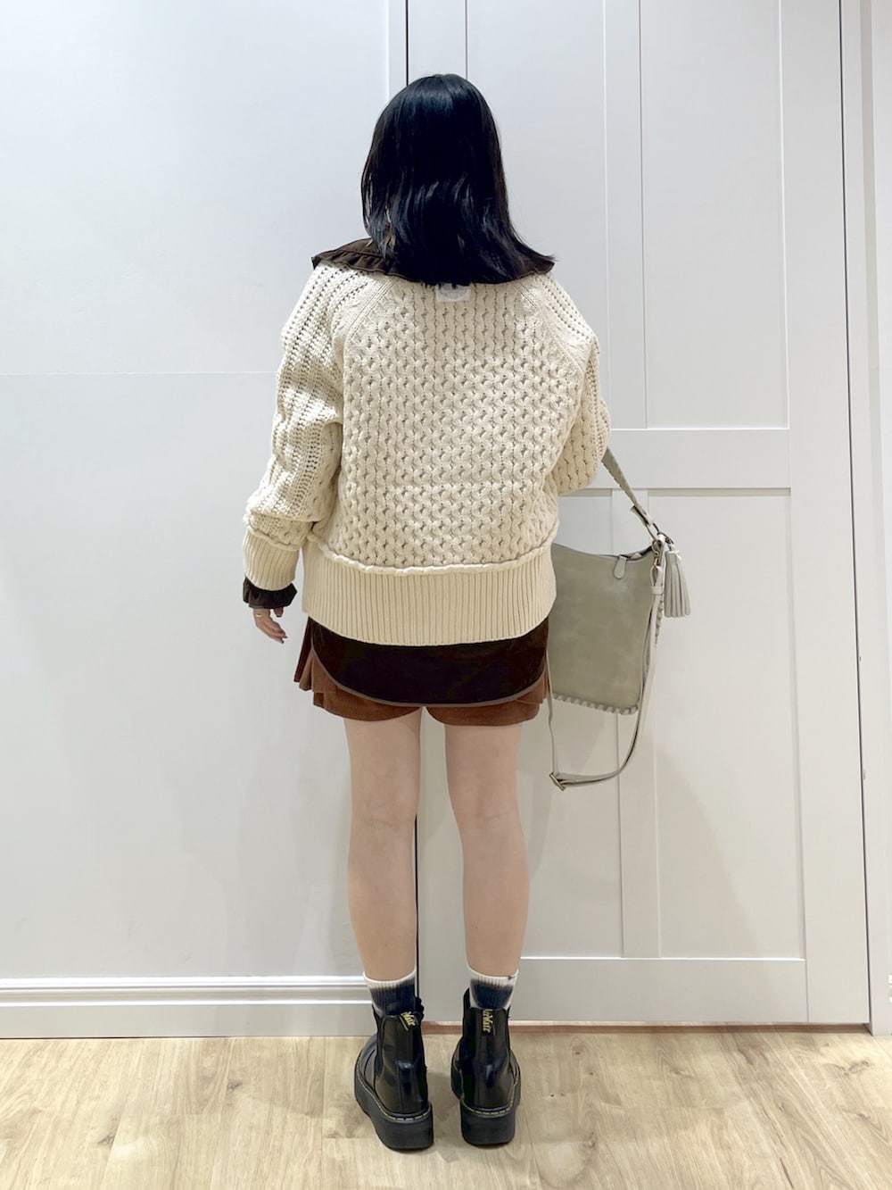 ブラック系のブーツ、ブラウン系のシャツ/ブラウス、ブラウン系のその他パンツを着用したレディースの秋コーディネートの2枚目の写真