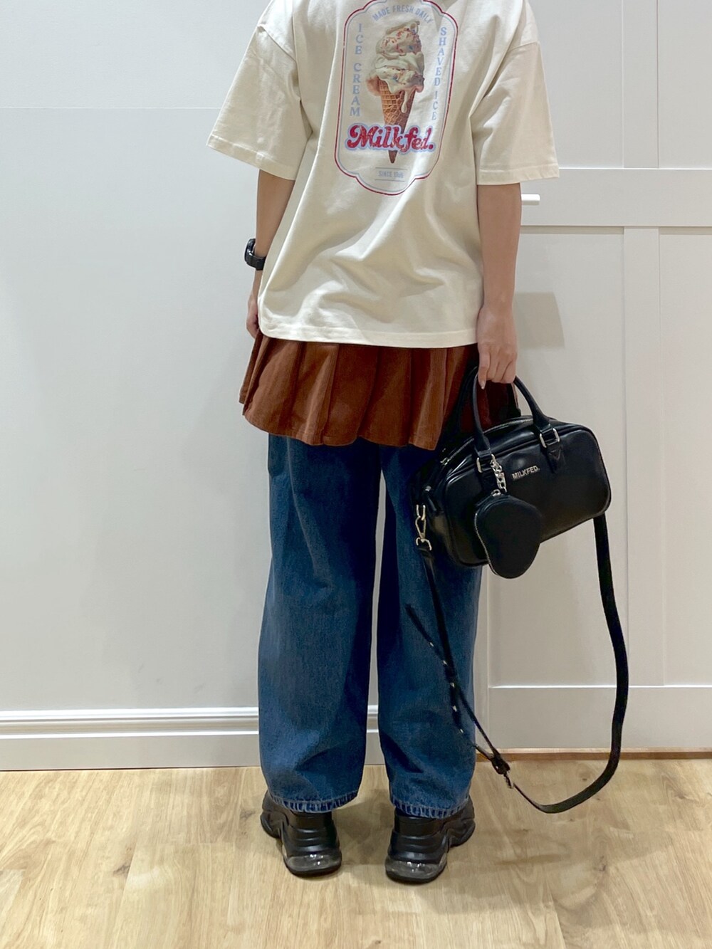 ブルー系のデニムパンツ、ブラウン系のその他パンツ、ホワイト系のTシャツ/カットソーを着用したレディースの夏コーディネートの3枚目の写真