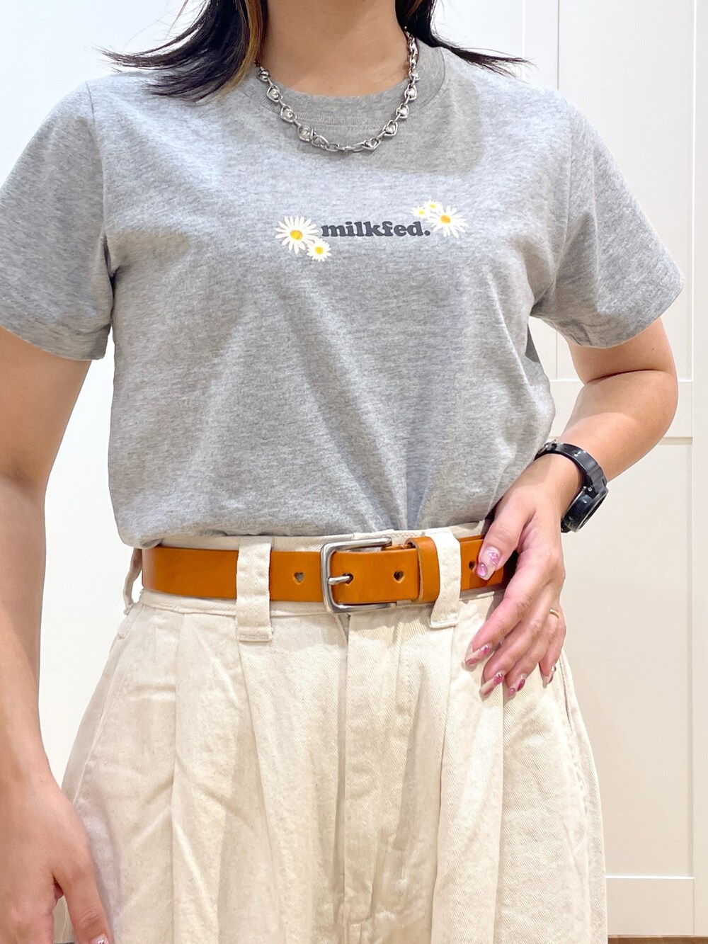 ホワイト系のデニムパンツ、ブラック系のブーツ、グレー系のTシャツ/カットソーを着用したレディースの夏コーディネートの8枚目の写真