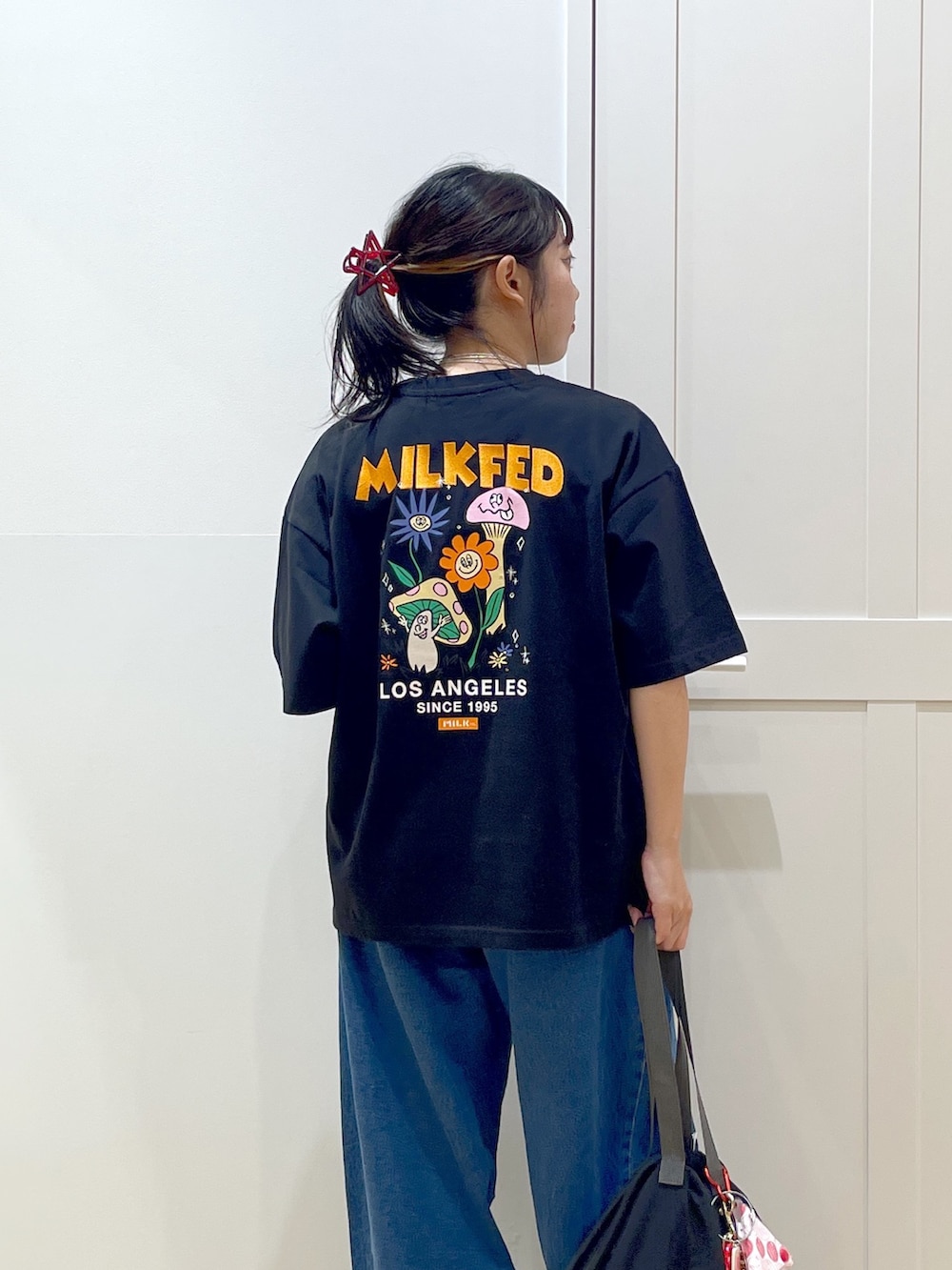 「骨格ストレート、Tシャツ、Tシャツ×デニム、デニム、デニムパンツ、ナップサック、キーホルダー、刺繍、黒Tシャツ、テーマパークコーデ、シンプルコーデ、サンダル、オトナカジュアル、おしゃれさんと繋がりたい、低身長」|「MILKFED.のWIDE LEG DENIM PANTS(デニムパンツ、ブルー系)」を使った、SAKI 🍣さん(骨格ストレート・レディース・151cm)の夏コーディネートの5枚目の写真