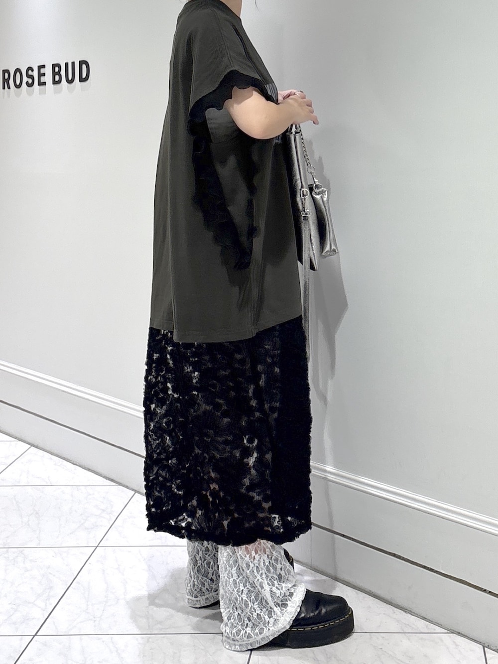 ブラック系のワンピース、ホワイト系のその他パンツ、ブラック系のブーツを着用したレディースの夏コーディネートの4枚目の写真