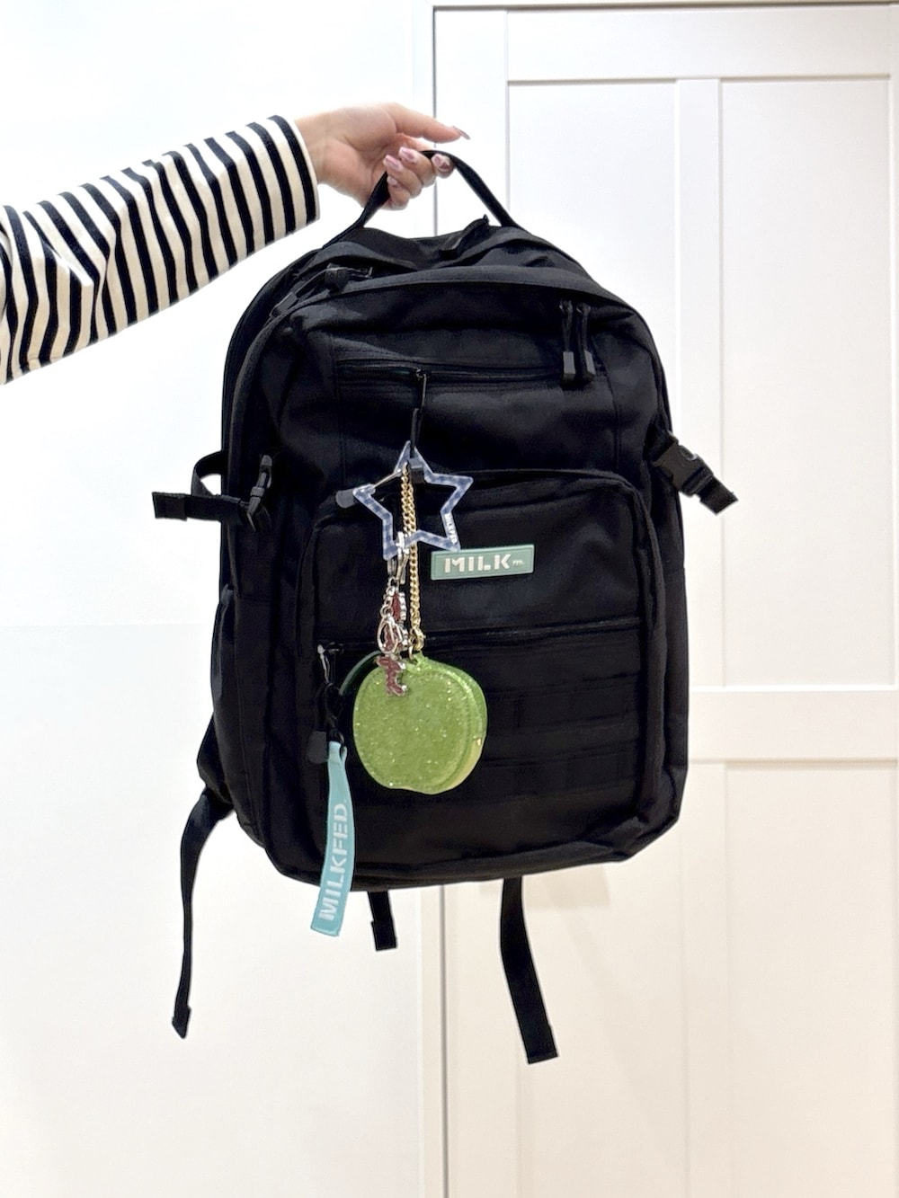 ブルー系のデニムパンツ、ブラック系のブーツ、ブラック系のカーディガン/ボレロを着用したレディースの春コーディネートの9枚目の写真