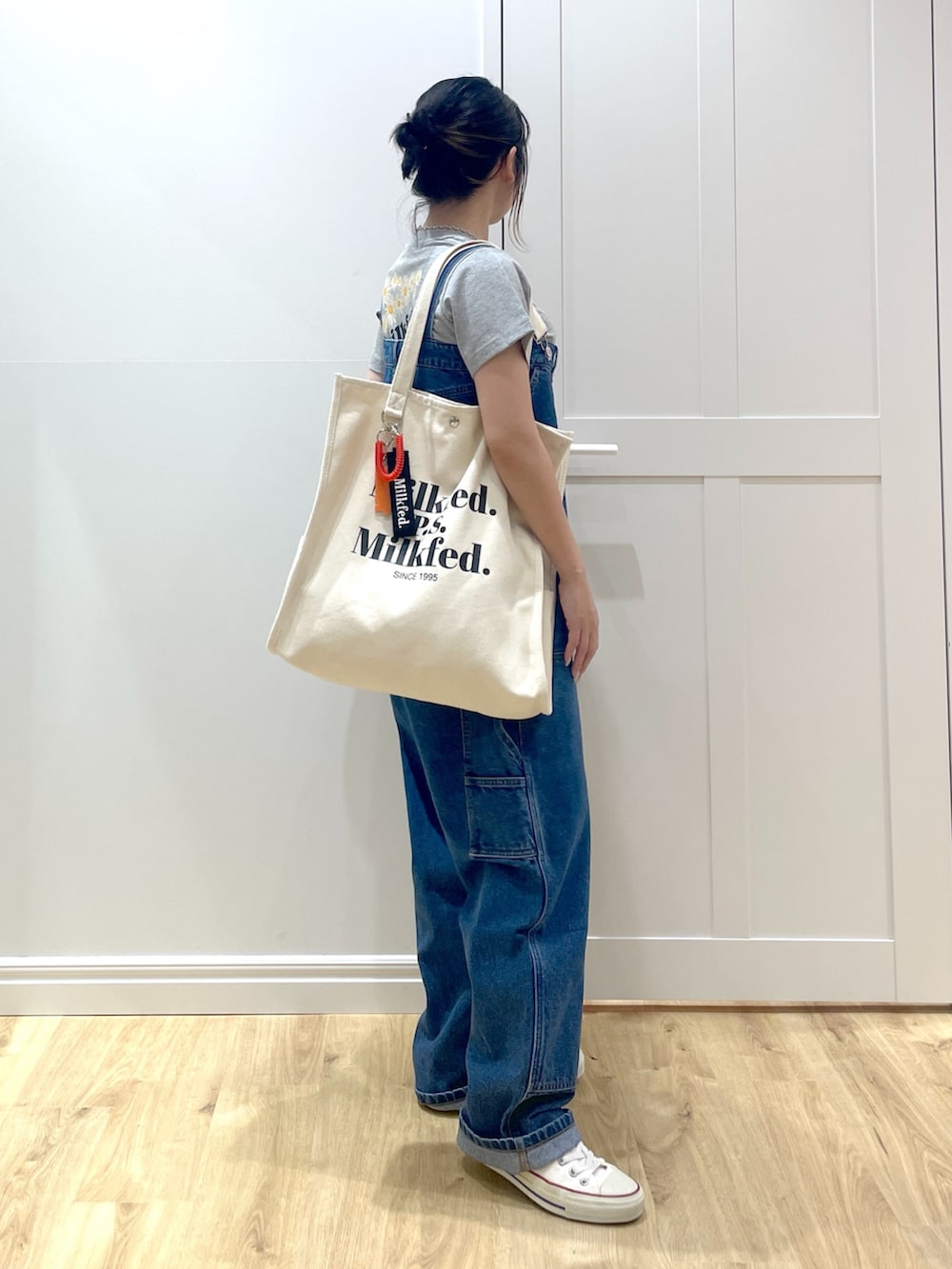 「レイヤードスタイル、骨格ストレート、サロペット、オーバーオール、オールインワン、コンバース、トートバッグ、デニム、スニーカー、夏コーデ、ショルダーバッグ、大人かわいい、楽チンコーデ、ゆるコーデ、150cm台コーデ」｜「CONVERSEのconverse コンバース ALL STAR オールスター ローカット（スニーカー、ホワイト系）」を使った、SAKI 🍣さん（骨格ストレート・レディース・151cm）の夏コーディネートの2枚目の写真