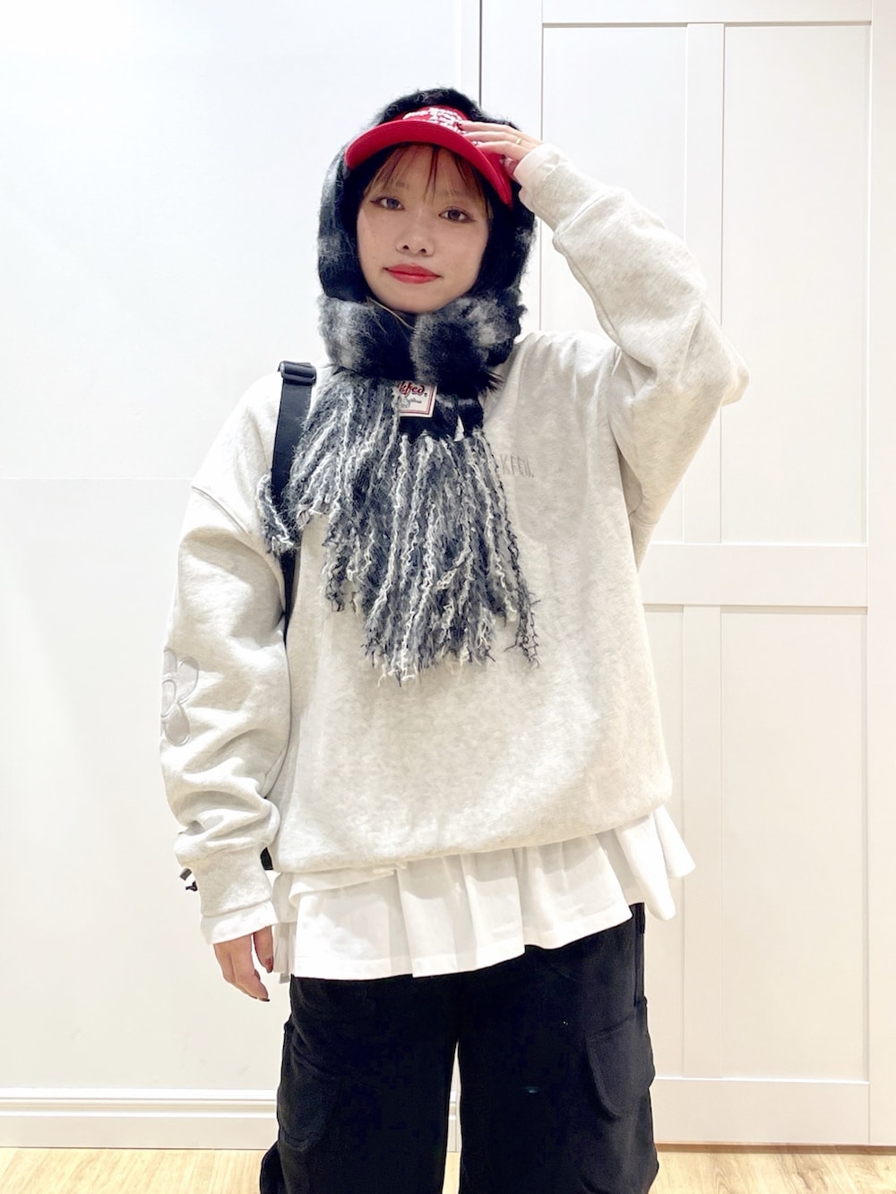 ホワイト系のTシャツ/カットソー、ベージュ系のスウェット、ブラック系のスウェットパンツを着用したレディースの秋コーディネートの4枚目の写真