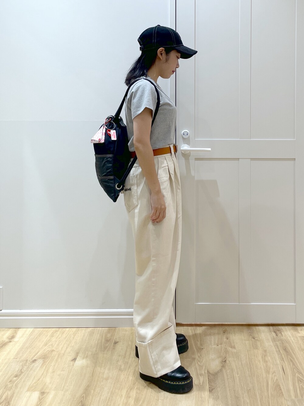 ホワイト系のデニムパンツ、ブラック系のブーツ、グレー系のTシャツ/カットソーを着用したレディースの夏コーディネートの5枚目の写真