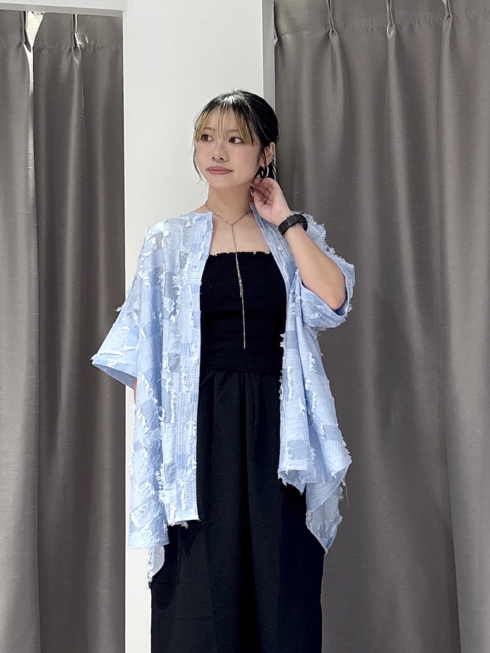 ブルー系のシャツ/ブラウス、ブラック系のスカート、ブラック系のサンダルを着用したレディースの夏コーディネートの5枚目の写真