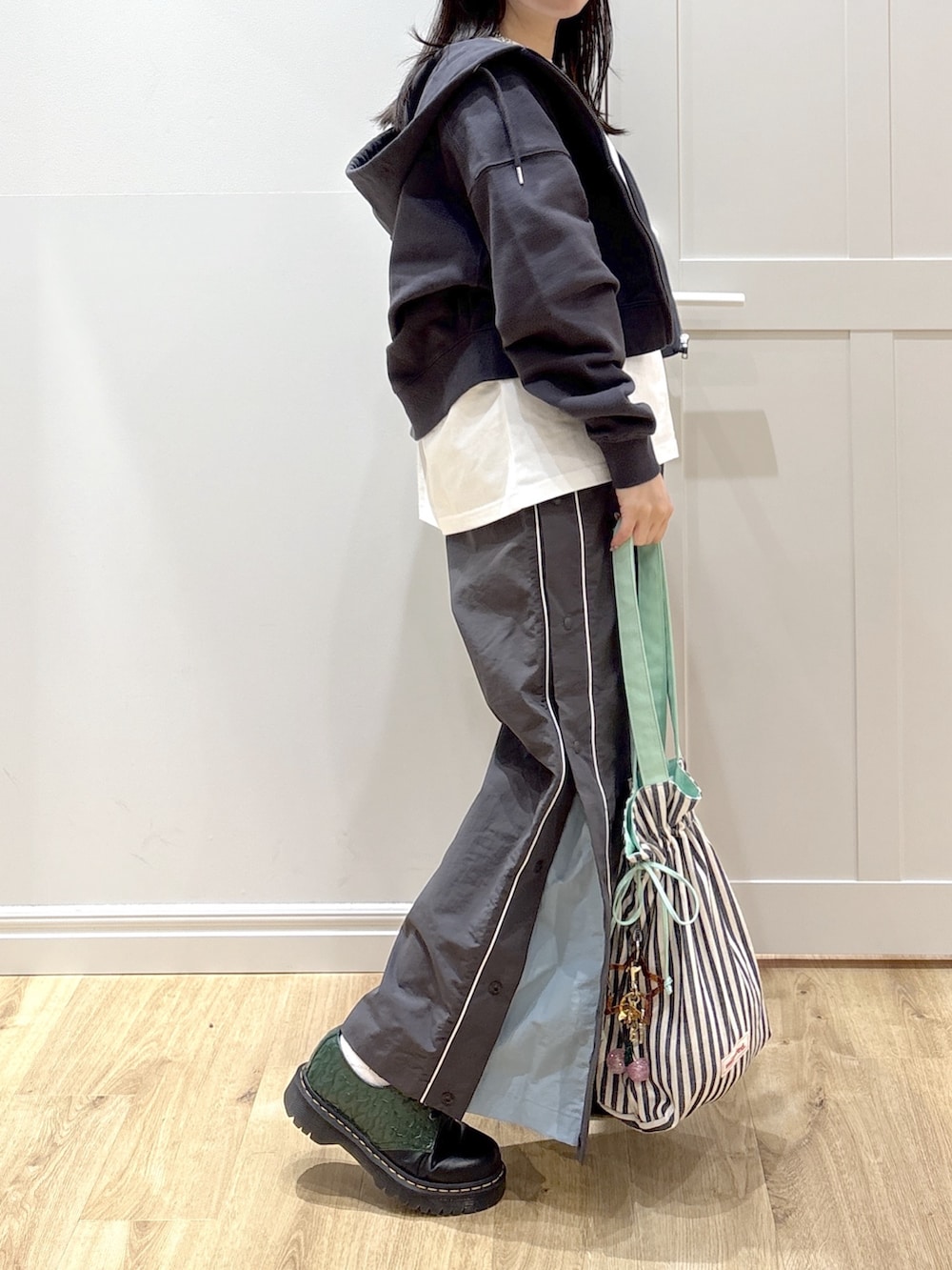 グレー系のその他パンツ、グレー系のパーカー、ホワイト系のTシャツ/カットソーを着用したレディースの冬コーディネートの3枚目の写真