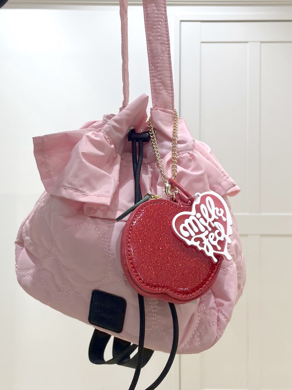 ブラック系のスウェット、ブルー系のデニムパンツ、ホワイト系のシャツ/ブラウスを着用したレディースの冬コーディネートの7枚目の写真