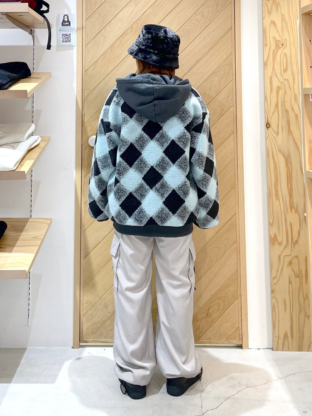 グレー系のその他パンツ、ブラック系のスニーカー、ブルー系のカーディガン/ボレロを着用したレディースの秋コーディネートの3枚目の写真