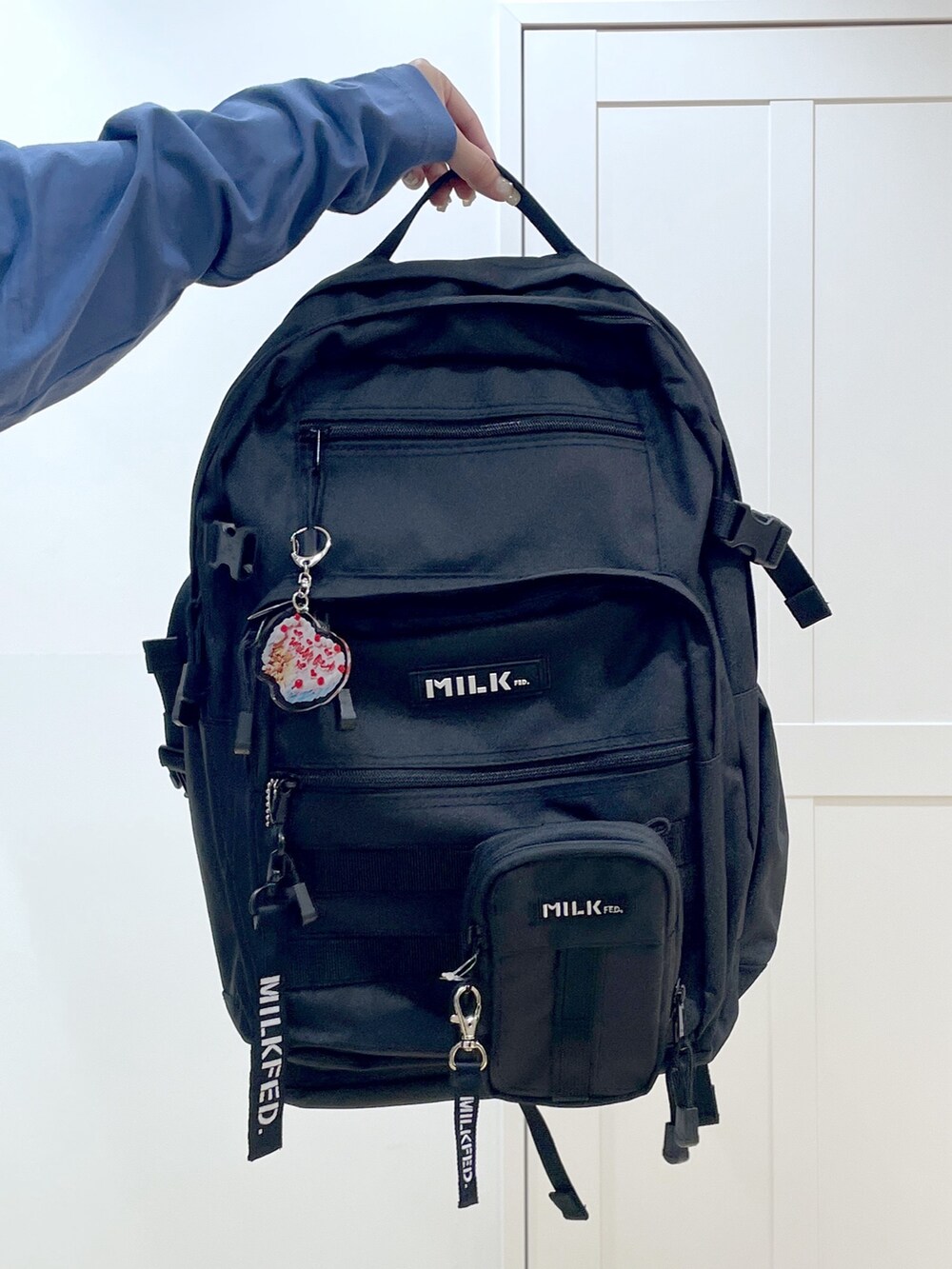 ブラック系のその他パンツ、ブラック系のブーツ、ブラウン系のTシャツ/カットソーを着用したレディースの夏コーディネートの5枚目の写真