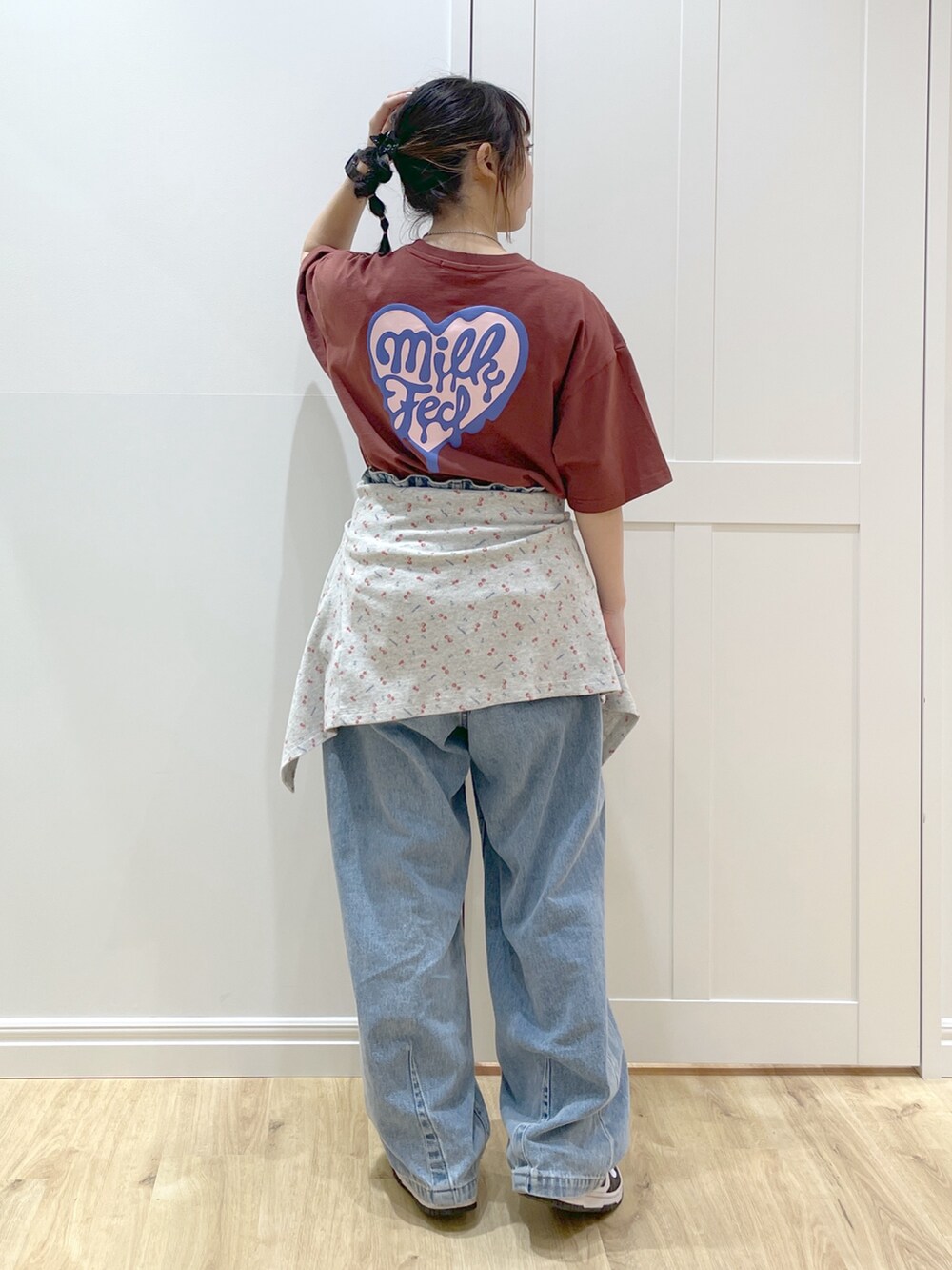 グレー系のTシャツ/カットソー、ブラウン系のTシャツ/カットソー、ブルー系のデニムパンツを着用したレディースの春コーディネートの2枚目の写真