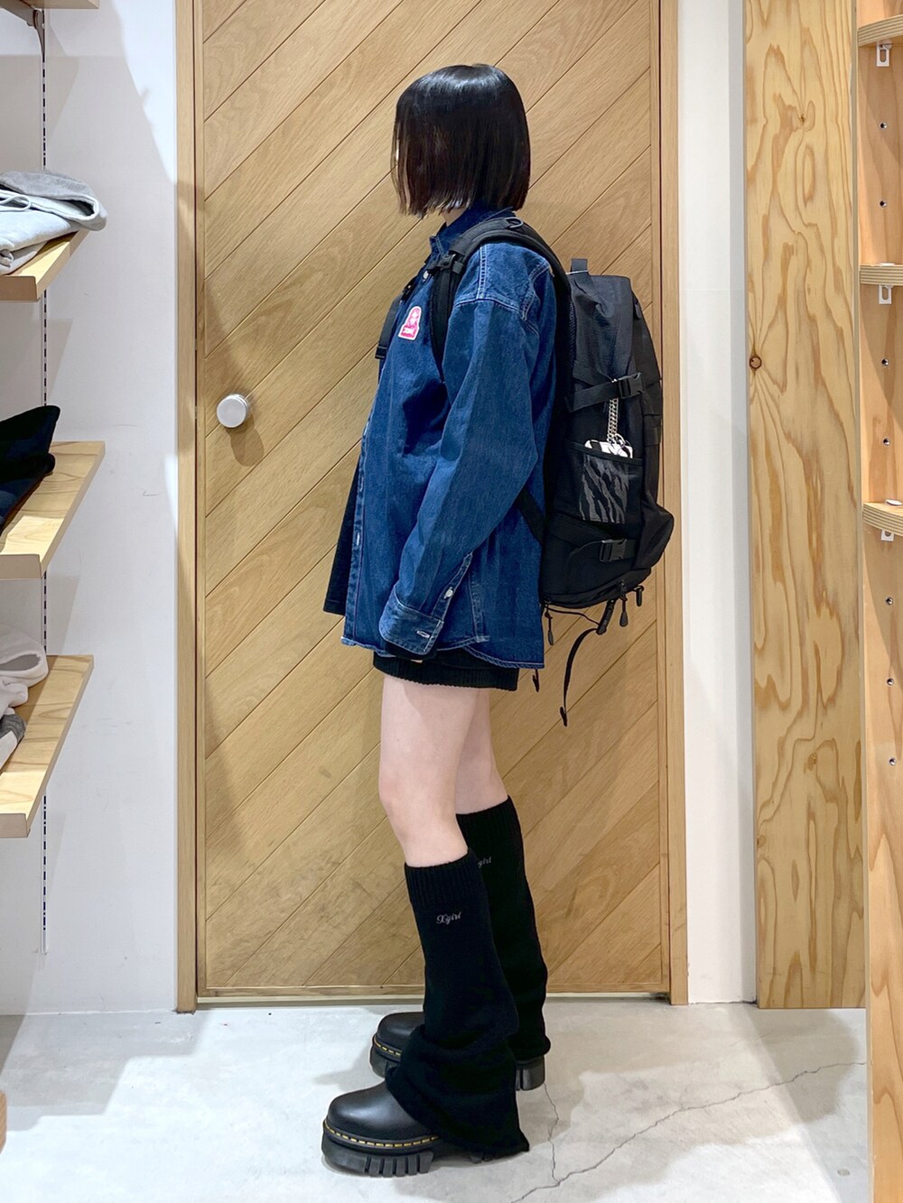 ブラック系のブーツ、ブルー系のシャツ/ブラウス、ブラック系のその他パンツを着用したレディースの春コーディネートの2枚目の写真