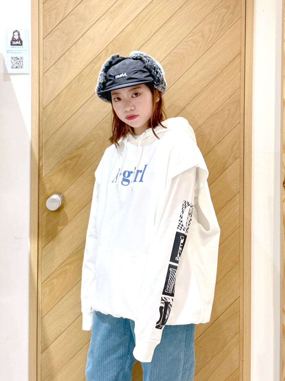 ブルー系のその他パンツ、ホワイト系のベスト、ホワイト系のTシャツ/カットソーを着用したレディースの秋コーディネートの2枚目の写真