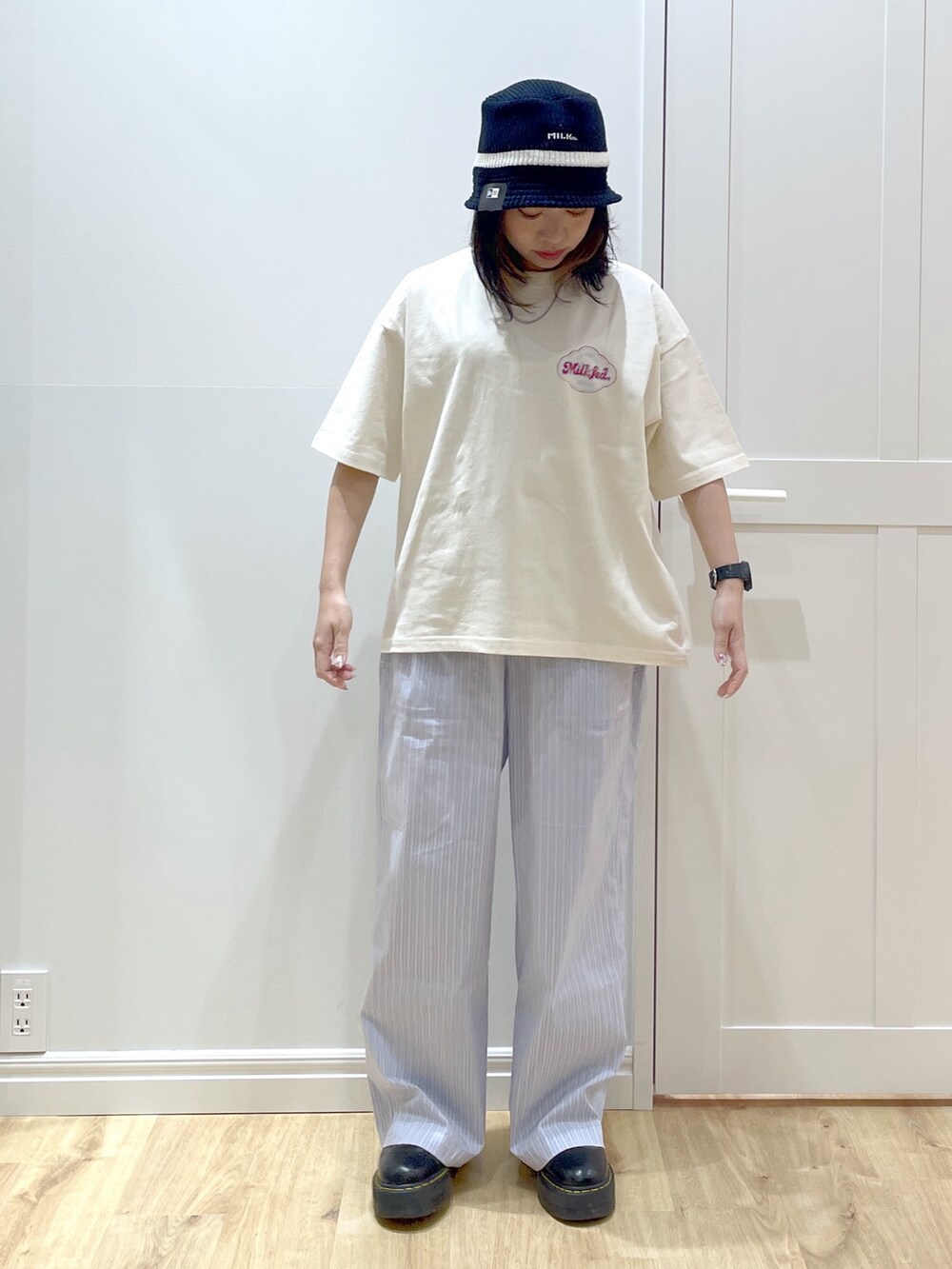 ホワイト系のTシャツ/カットソー、ブルー系のその他パンツ、ブラック系のブーツを着用したレディースの夏コーディネートの5枚目の写真