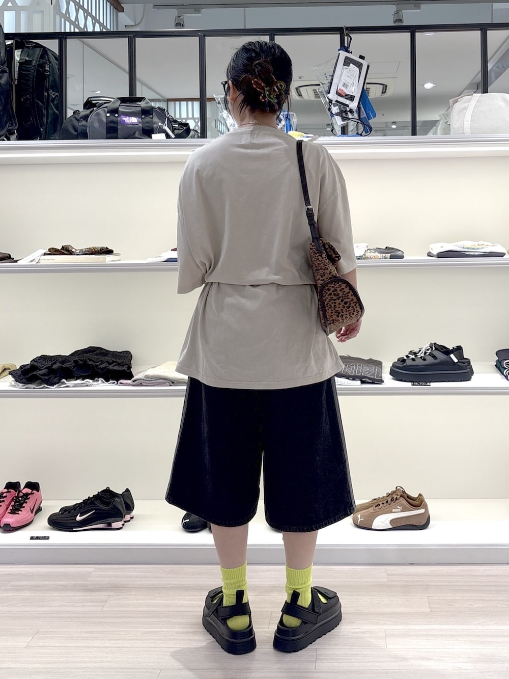 ブラック系のその他パンツ、ベージュ系のTシャツ/カットソー、ブラウン系のショルダーバッグを着用したレディースの夏コーディネートの4枚目の写真