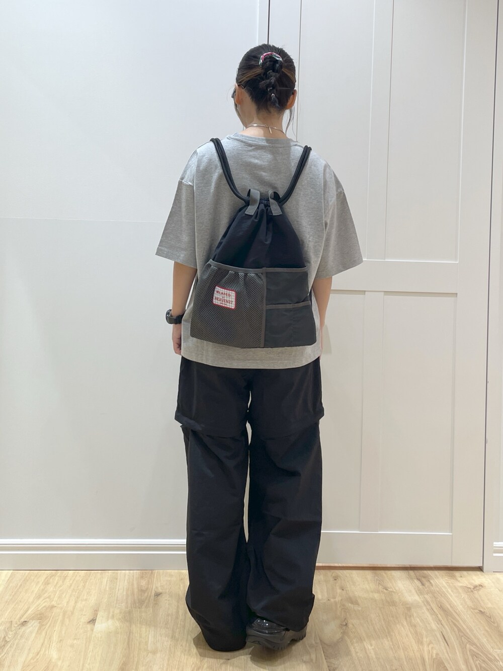 グレー系のTシャツ/カットソー、ブラック系のその他パンツ、ブラック系のサンダルを着用したレディースの春コーディネートの2枚目の写真