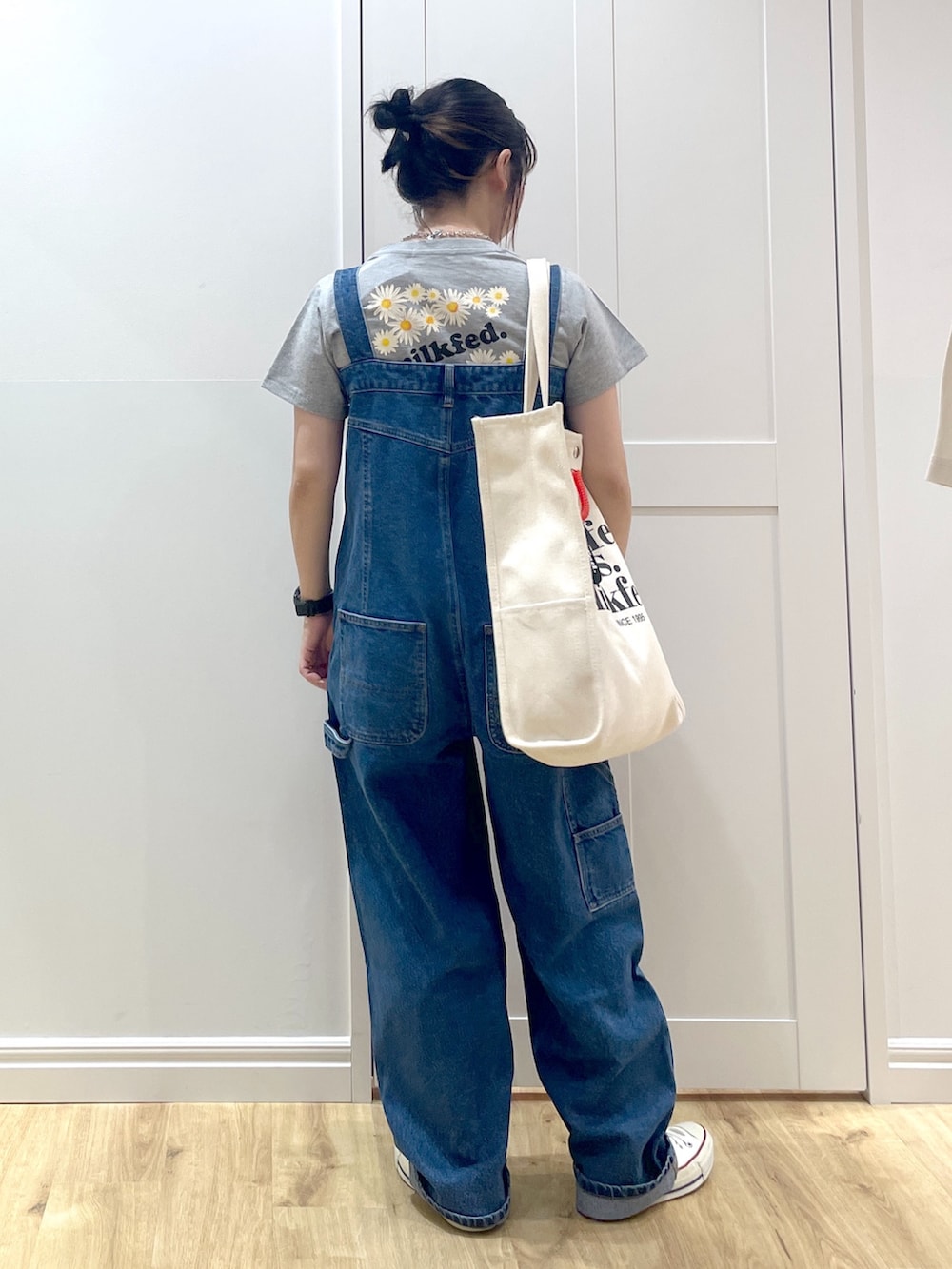 「レイヤードスタイル、骨格ストレート、サロペット、オーバーオール、オールインワン、コンバース、トートバッグ、デニム、スニーカー、夏コーデ、ショルダーバッグ、大人かわいい、楽チンコーデ、ゆるコーデ、150cm台コーデ」｜「CONVERSEのconverse コンバース ALL STAR オールスター ローカット（スニーカー、ホワイト系）」を使った、SAKI 🍣さん（骨格ストレート・レディース・151cm）の夏コーディネートの3枚目の写真