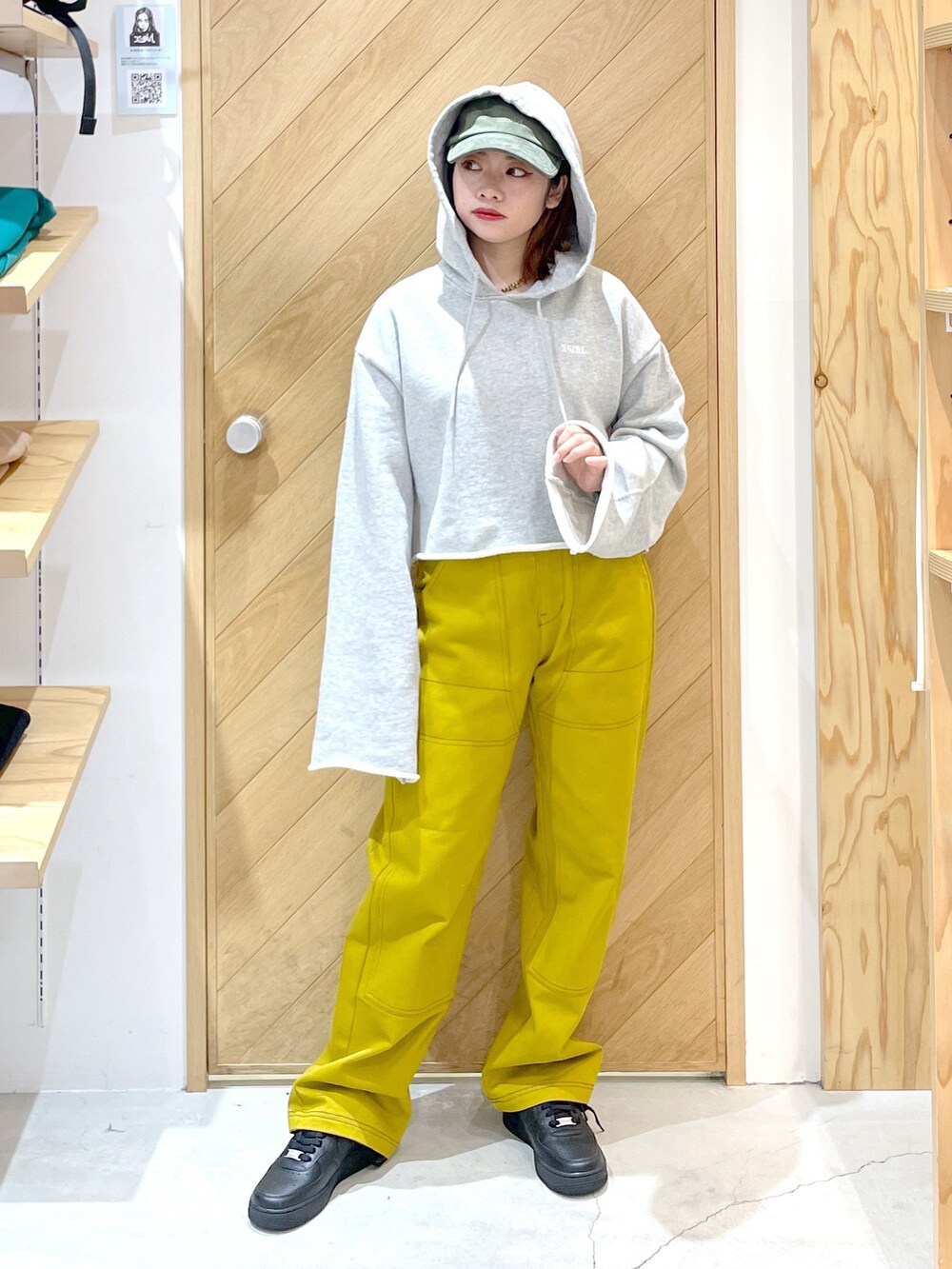 ブラック系のライダースジャケット、ブラウン系のその他パンツ、ブラック系のスニーカーを着用したレディースの秋コーディネートの2枚目の写真