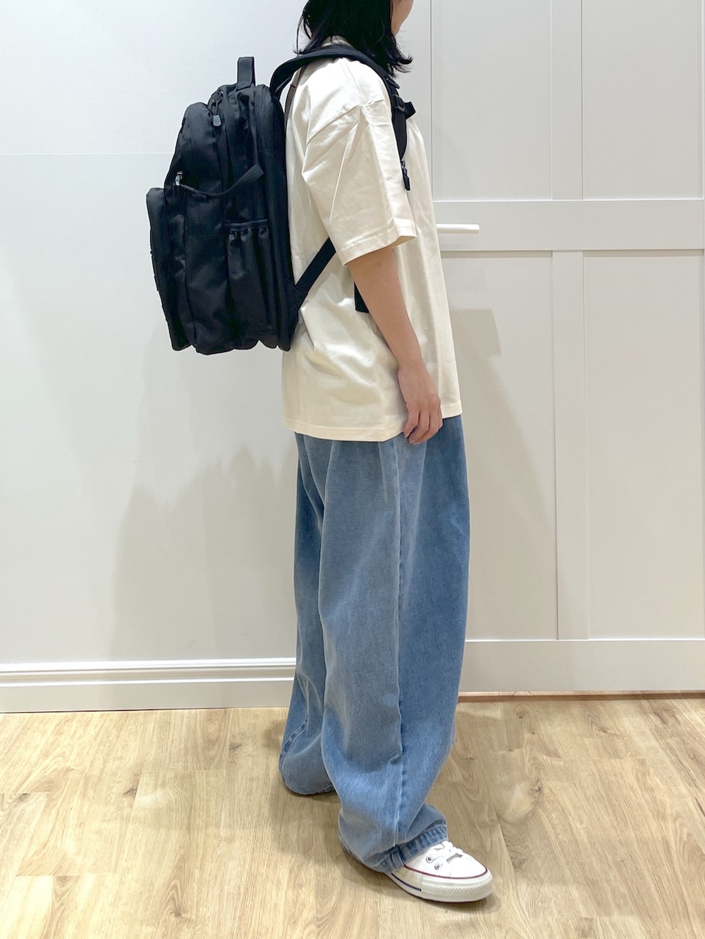 「アメカジ、白シャツ、ワイドパンツ、白Tシャツ、やっぱり帽子が好き、スニーカー、デニム、骨格ストレート、低身長コーデ、お出かけコーデ、スポーツミックス、ストリートコーデ、ストリート、バックパック、リュック」｜「MILKFED.のICE CREAM WIDE S/S TEE（Tシャツ/カットソー、ホワイト系）」を使った、SAKI 🍣さん（骨格ストレート・レディース・151cm）の春コーディネートの4枚目の写真