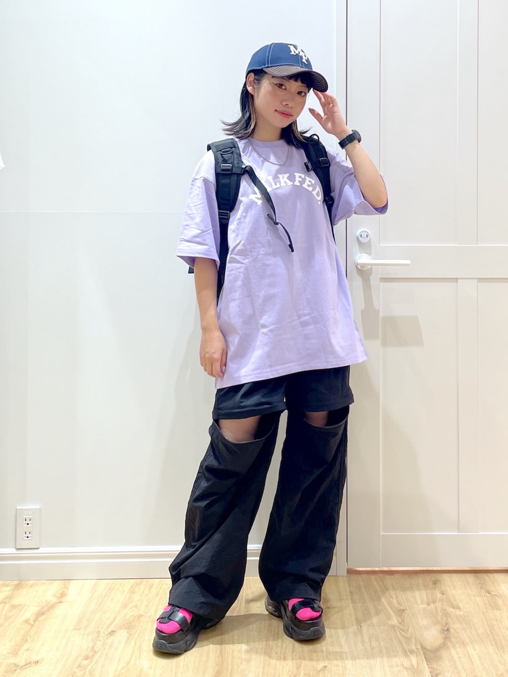 ブラック系のサンダル、ブラック系のその他パンツ、パープル系のTシャツ/カットソーを着用したレディースの夏コーディネートの2枚目の写真