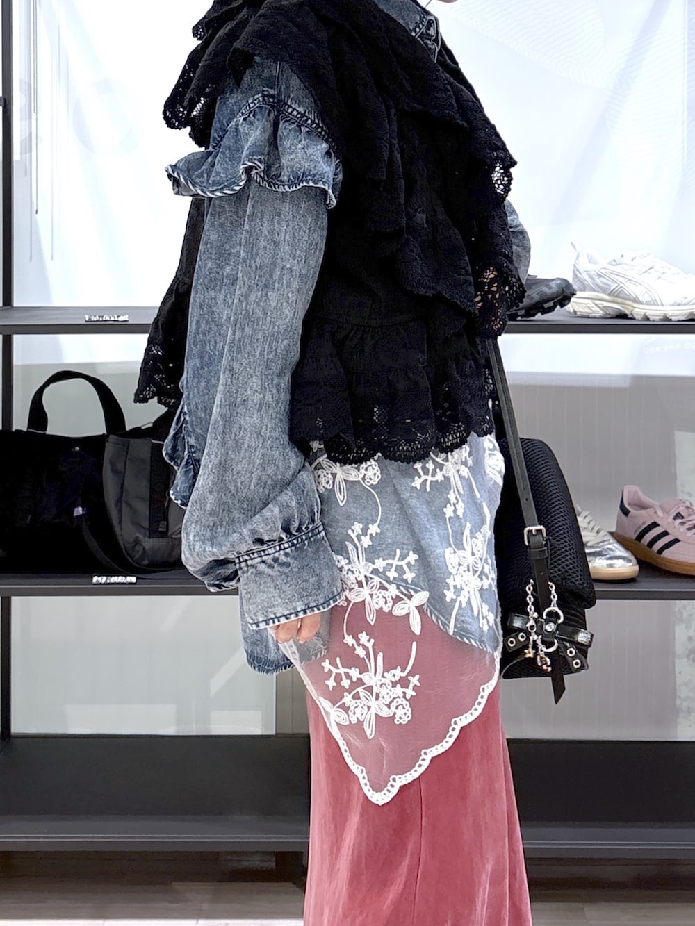 ブラック系のサンダル、ブラック系のショルダーバッグ、レッド系のスカートを着用したレディースの春コーディネートの4枚目の写真