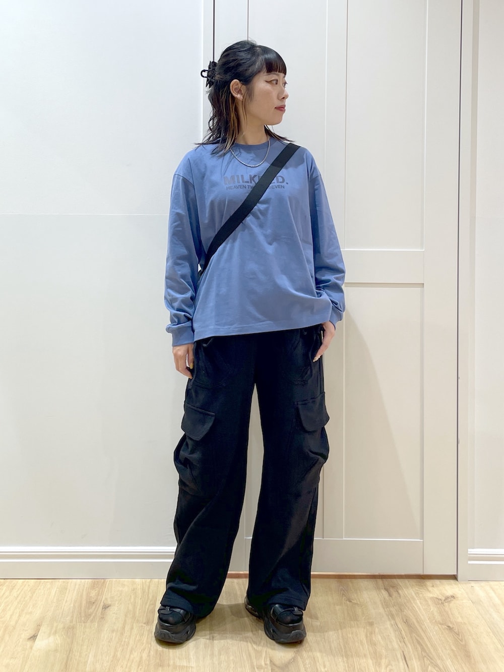 ブラック系のスウェットパンツ、ブルー系のTシャツ/カットソー、ブラック系のサンダルを着用したレディースの夏コーディネートの3枚目の写真