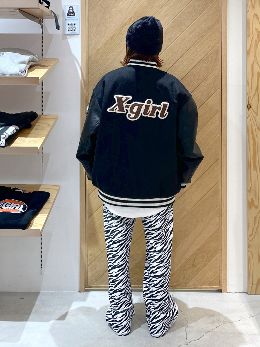 「スタジャン、柄パンツ、ゼブラ柄、ビーニー、ニットキャップ、ニット、ニット帽、白スニーカー、スニーカー、x-girl、エックスガール、ラグランTシャツ、ストリート」｜「X-girlのMULTI PATTERN EASY FLARE PANTS 2/イージーパンツ/フレアパンツ（その他パンツ、ホワイト系）」を使った、SAKI 🍣さん（レディース・151cm）の秋コーディネートの3枚目の写真