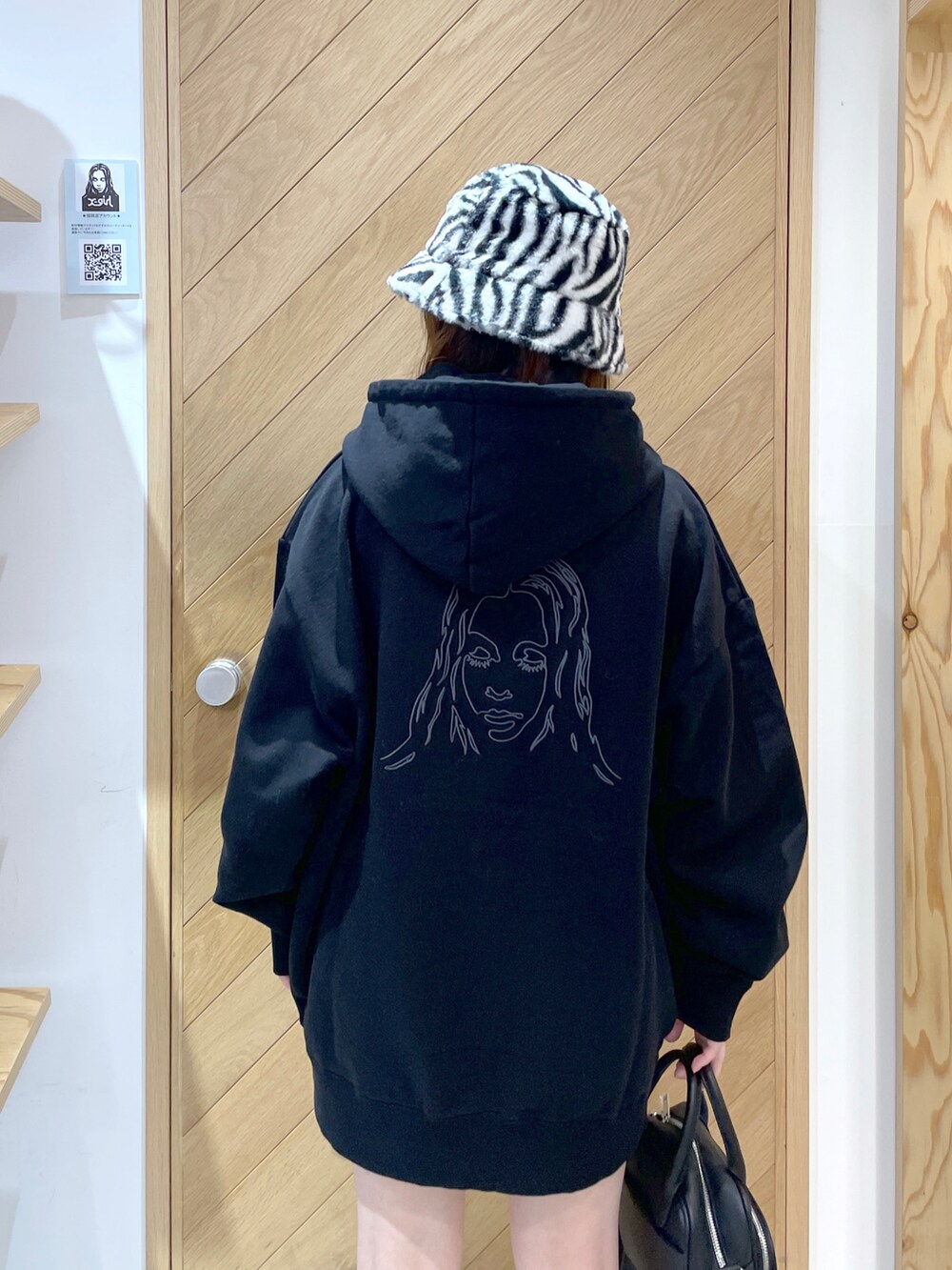 ブラック系のシャツ/ブラウス、ブラック系のパーカー、ブラック系のブーツを着用したレディースの冬コーディネートの3枚目の写真