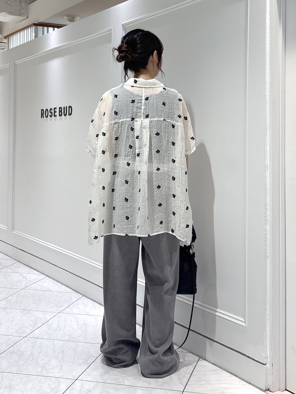 ホワイト系のシャツ/ブラウス、グレー系のその他パンツ、ブラック系のタンクトップを着用したレディースの夏コーディネートの2枚目の写真