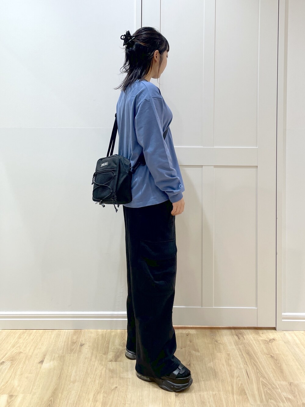 ブラック系のスウェットパンツ、ブルー系のTシャツ/カットソー、ブラック系のサンダルを着用したレディースの夏コーディネートの2枚目の写真