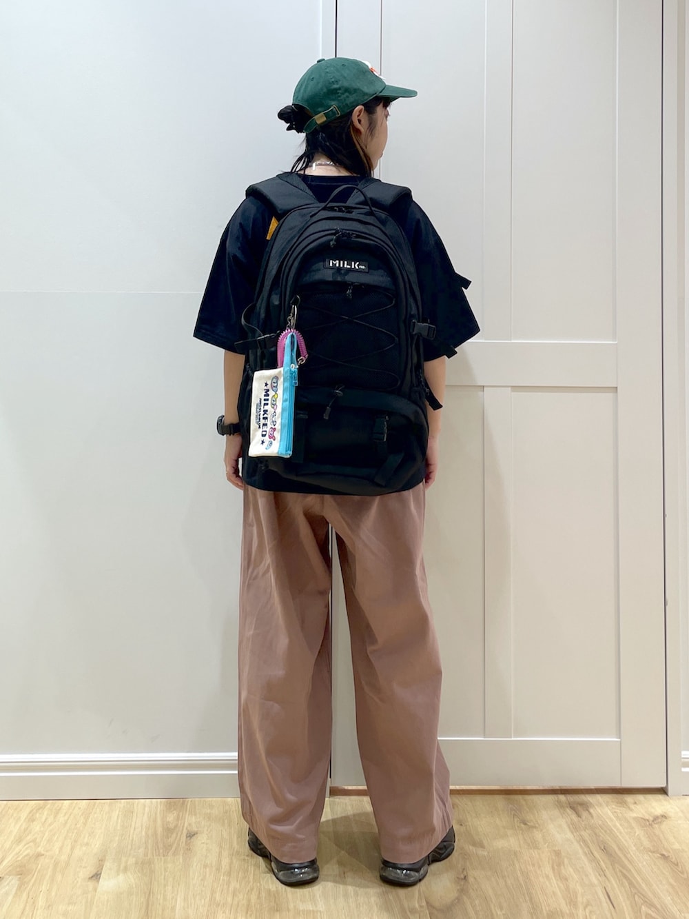 ベージュ系のその他パンツ、ブラック系のTシャツ/カットソー、ブラック系のバックパック/リュックを着用したレディースの夏コーディネートの3枚目の写真