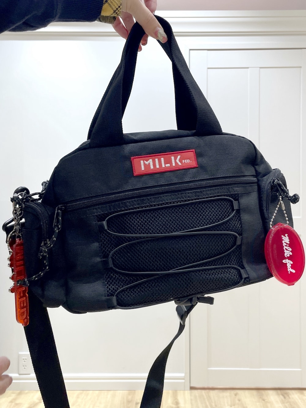 ブルー系のデニムパンツ、ブルー系のスウェット、イエロー系のシャツ/ブラウスを着用したレディースの冬コーディネートの6枚目の写真